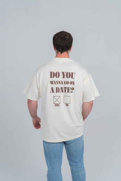 Chico de espaldas llevando la camiseta/tee beige con el diseño do you wanna go on a date?